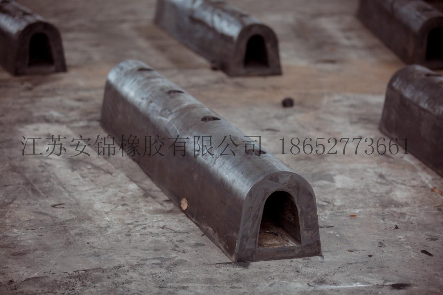  (D型)半圆型橡胶护舷