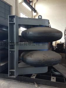  转动型橡胶护舷